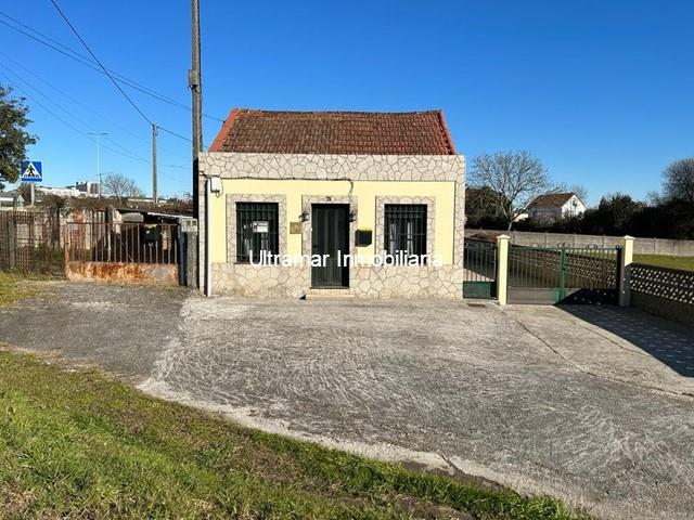 Casa con finca cerrada a la venta en Santa Cecilia - Ferrol